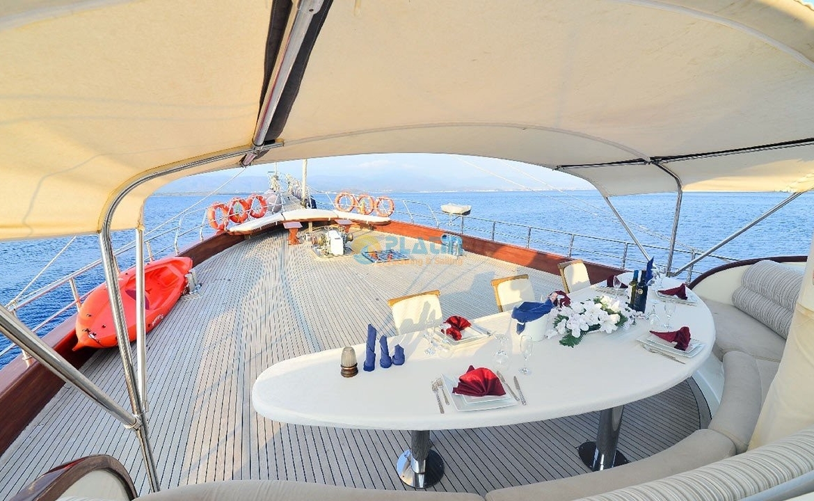 Berrak Su Tekne Kiralama Gulet Yat