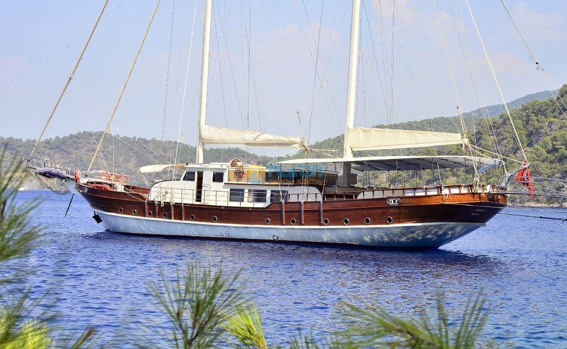Berrak Su Tekne Kiralama Gulet Yat