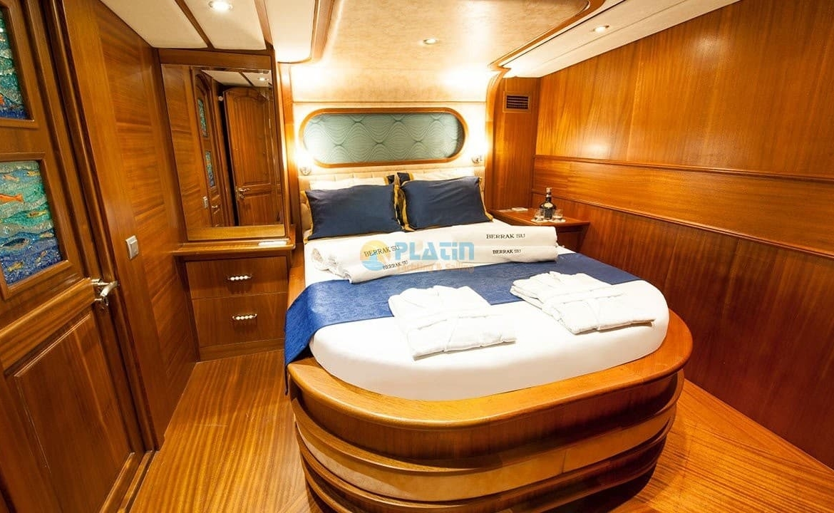 Berrak Su Tekne Kiralama Gulet Yat