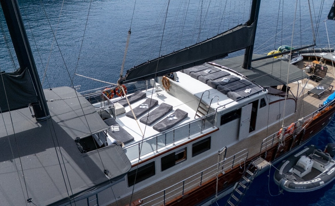 Berrak Su ile Marmaris çıkışlı haftalık lüks gulet kiralama. 6 kabin, 12 kişi kapasite, su sporları, özel güverte alanları ve profesyonel mürettebat.