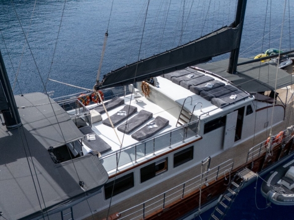 Berrak Su ile Marmaris çıkışlı haftalık lüks gulet kiralama. 6 kabin, 12 kişi kapasite, su sporları, özel güverte alanları ve profesyonel mürettebat.