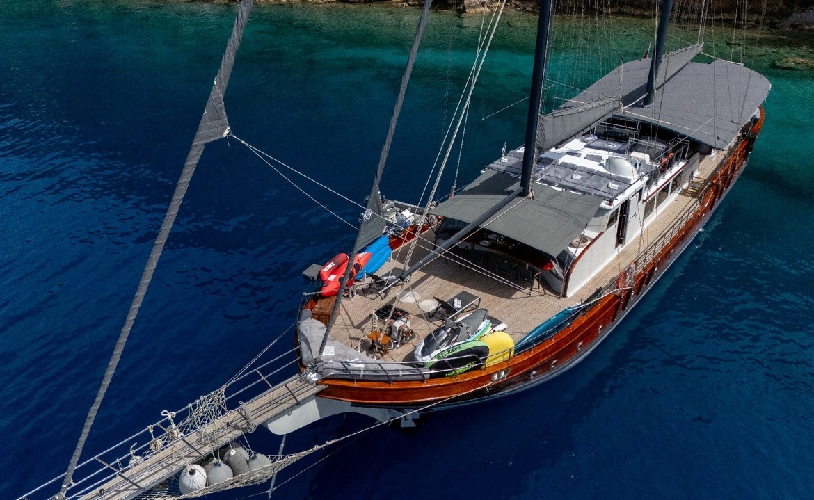 Berrak Su ile Marmaris çıkışlı haftalık lüks gulet kiralama. 6 kabin, 12 kişi kapasite, su sporları, özel güverte alanları ve profesyonel mürettebat.