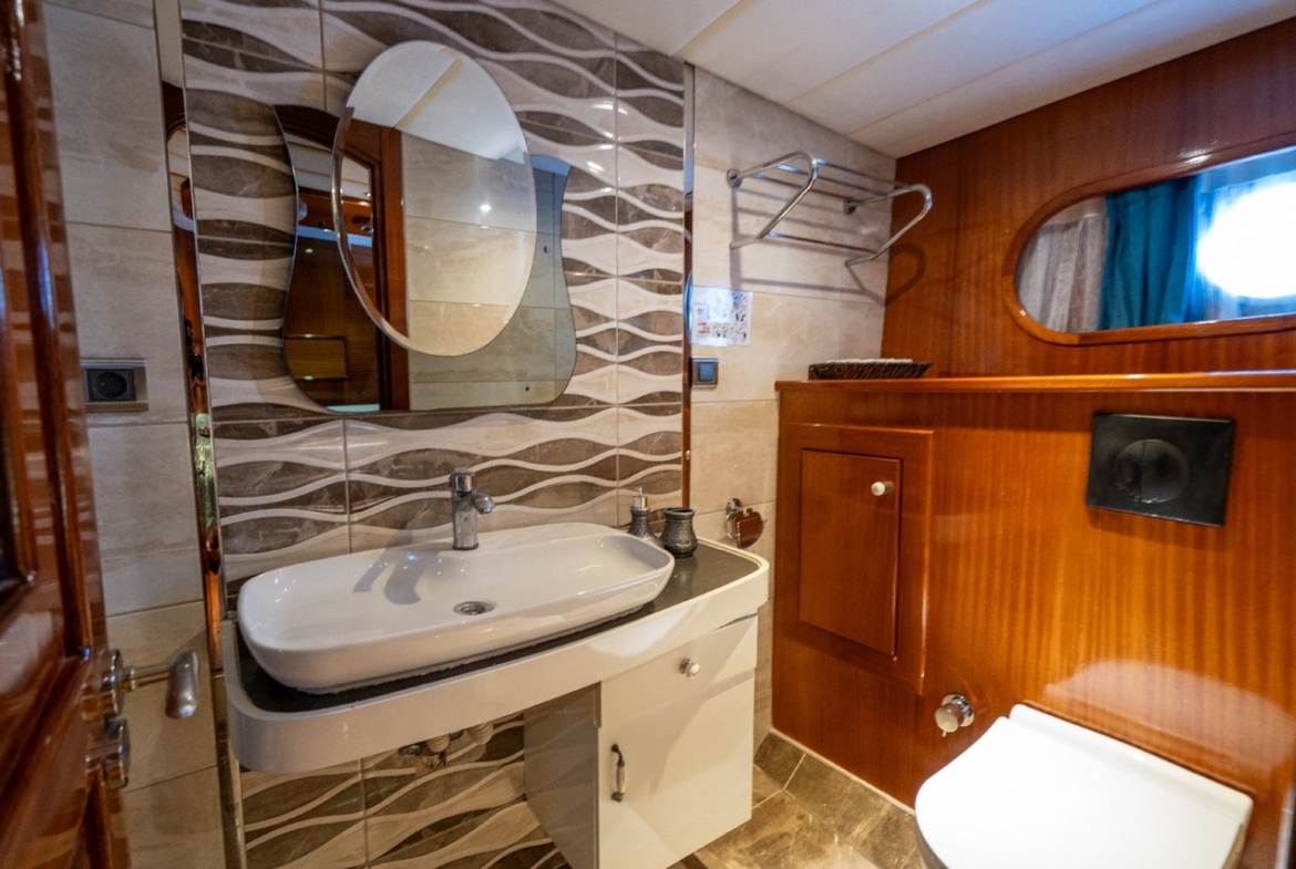 Berrak Su ile Marmaris çıkışlı haftalık lüks gulet kiralama. 6 kabin, 12 kişi kapasite, su sporları, özel güverte alanları ve profesyonel mürettebat.