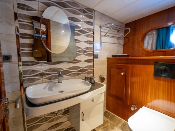 Berrak Su ile Marmaris çıkışlı haftalık lüks gulet kiralama. 6 kabin, 12 kişi kapasite, su sporları, özel güverte alanları ve profesyonel mürettebat.