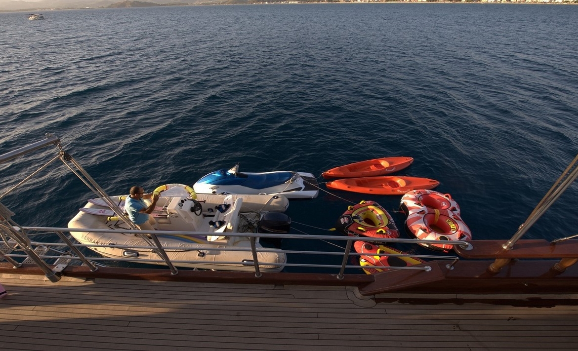 Berrak Su ile Marmaris çıkışlı haftalık lüks gulet kiralama. 6 kabin, 12 kişi kapasite, su sporları, özel güverte alanları ve profesyonel mürettebat.