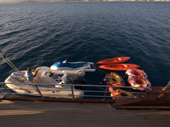 Berrak Su ile Marmaris çıkışlı haftalık lüks gulet kiralama. 6 kabin, 12 kişi kapasite, su sporları, özel güverte alanları ve profesyonel mürettebat.