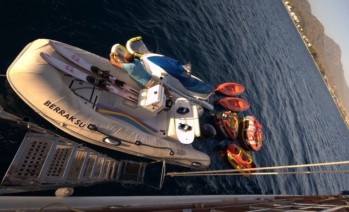 Berrak Su ile Marmaris çıkışlı haftalık lüks gulet kiralama. 6 kabin, 12 kişi kapasite, su sporları, özel güverte alanları ve profesyonel mürettebat.