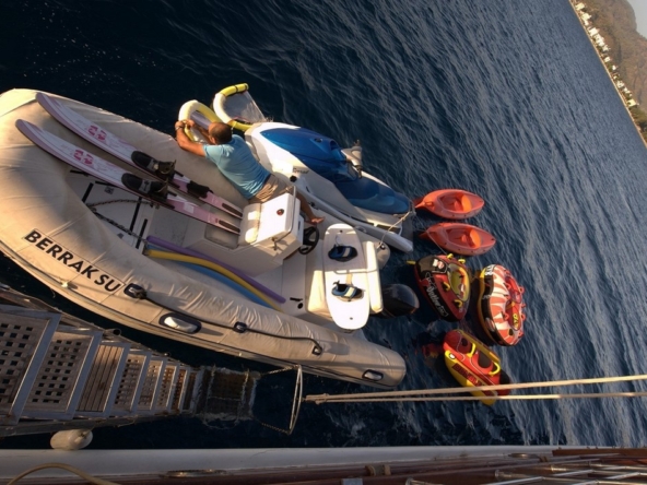 Berrak Su ile Marmaris çıkışlı haftalık lüks gulet kiralama. 6 kabin, 12 kişi kapasite, su sporları, özel güverte alanları ve profesyonel mürettebat.