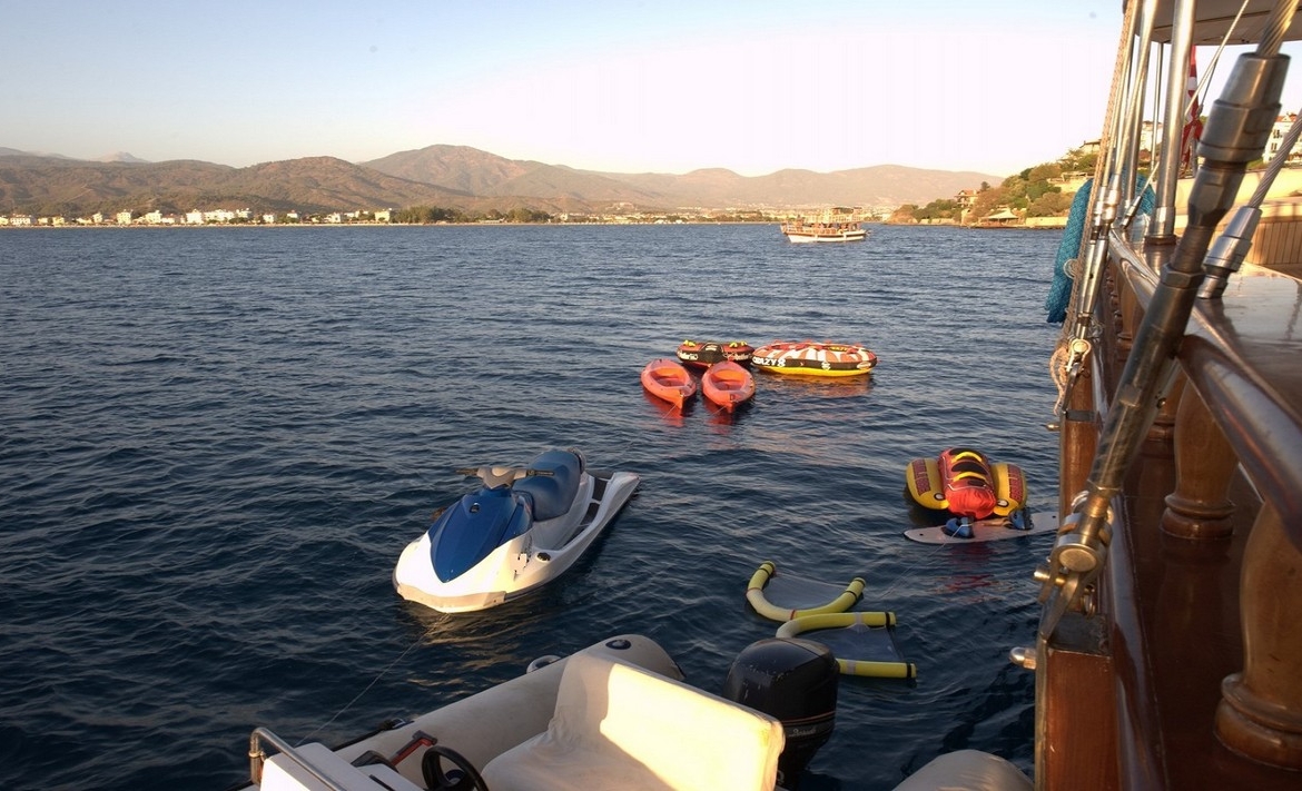 Berrak Su ile Marmaris çıkışlı haftalık lüks gulet kiralama. 6 kabin, 12 kişi kapasite, su sporları, özel güverte alanları ve profesyonel mürettebat.