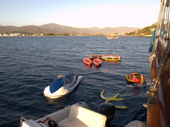 Berrak Su ile Marmaris çıkışlı haftalık lüks gulet kiralama. 6 kabin, 12 kişi kapasite, su sporları, özel güverte alanları ve profesyonel mürettebat.