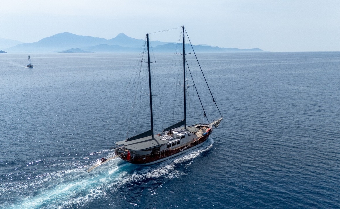 Berrak Su ile Marmaris çıkışlı haftalık lüks gulet kiralama. 6 kabin, 12 kişi kapasite, su sporları, özel güverte alanları ve profesyonel mürettebat.