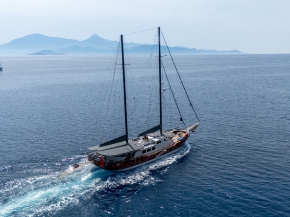 Berrak Su ile Marmaris çıkışlı haftalık lüks gulet kiralama. 6 kabin, 12 kişi kapasite, su sporları, özel güverte alanları ve profesyonel mürettebat.