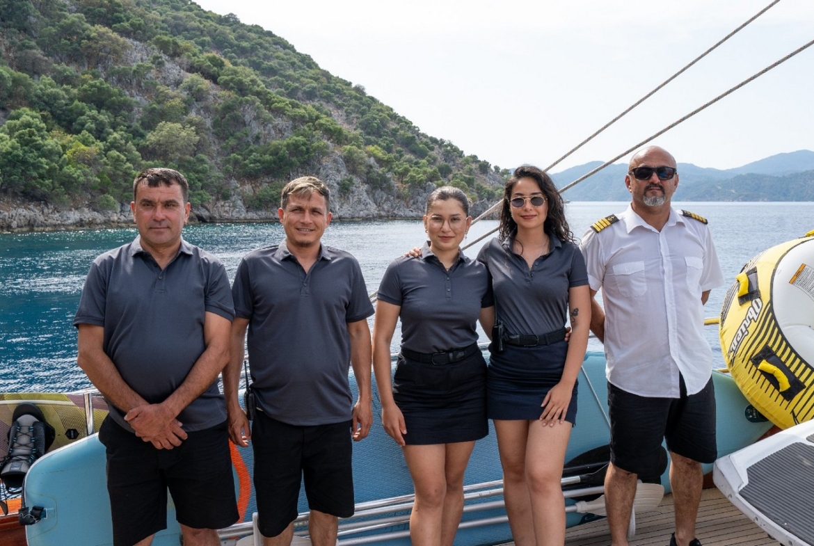 Berrak Su ile Marmaris çıkışlı haftalık lüks gulet kiralama. 6 kabin, 12 kişi kapasite, su sporları, özel güverte alanları ve profesyonel mürettebat.