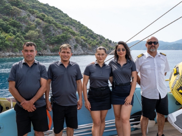 Berrak Su ile Marmaris çıkışlı haftalık lüks gulet kiralama. 6 kabin, 12 kişi kapasite, su sporları, özel güverte alanları ve profesyonel mürettebat.