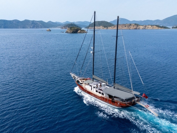 Berrak Su ile Marmaris çıkışlı haftalık lüks gulet kiralama. 6 kabin, 12 kişi kapasite, su sporları, özel güverte alanları ve profesyonel mürettebat.