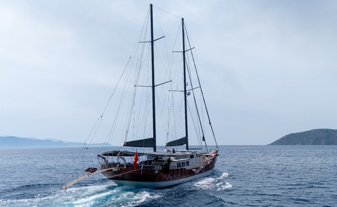 Berrak Su ile Marmaris çıkışlı haftalık lüks gulet kiralama. 6 kabin, 12 kişi kapasite, su sporları, özel güverte alanları ve profesyonel mürettebat.