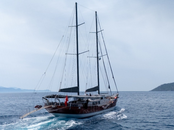 Berrak Su ile Marmaris çıkışlı haftalık lüks gulet kiralama. 6 kabin, 12 kişi kapasite, su sporları, özel güverte alanları ve profesyonel mürettebat.