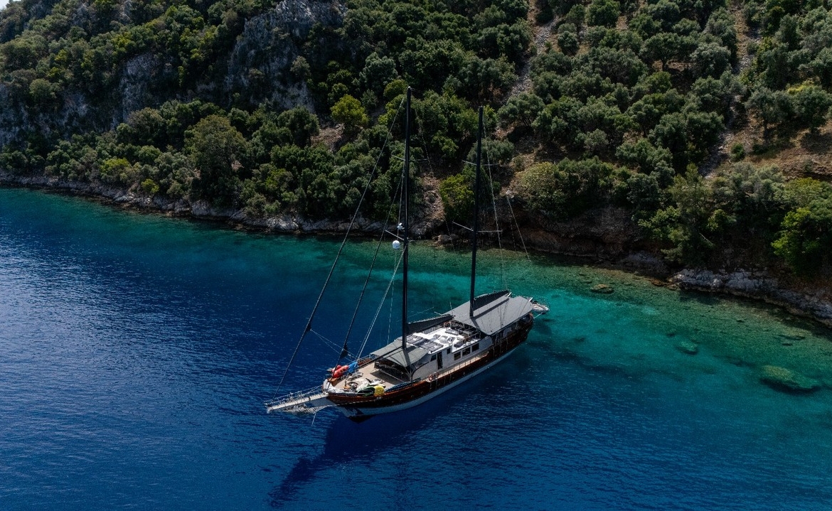 Berrak Su ile Marmaris çıkışlı haftalık lüks gulet kiralama. 6 kabin, 12 kişi kapasite, su sporları, özel güverte alanları ve profesyonel mürettebat.