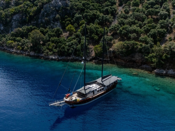 Berrak Su ile Marmaris çıkışlı haftalık lüks gulet kiralama. 6 kabin, 12 kişi kapasite, su sporları, özel güverte alanları ve profesyonel mürettebat.