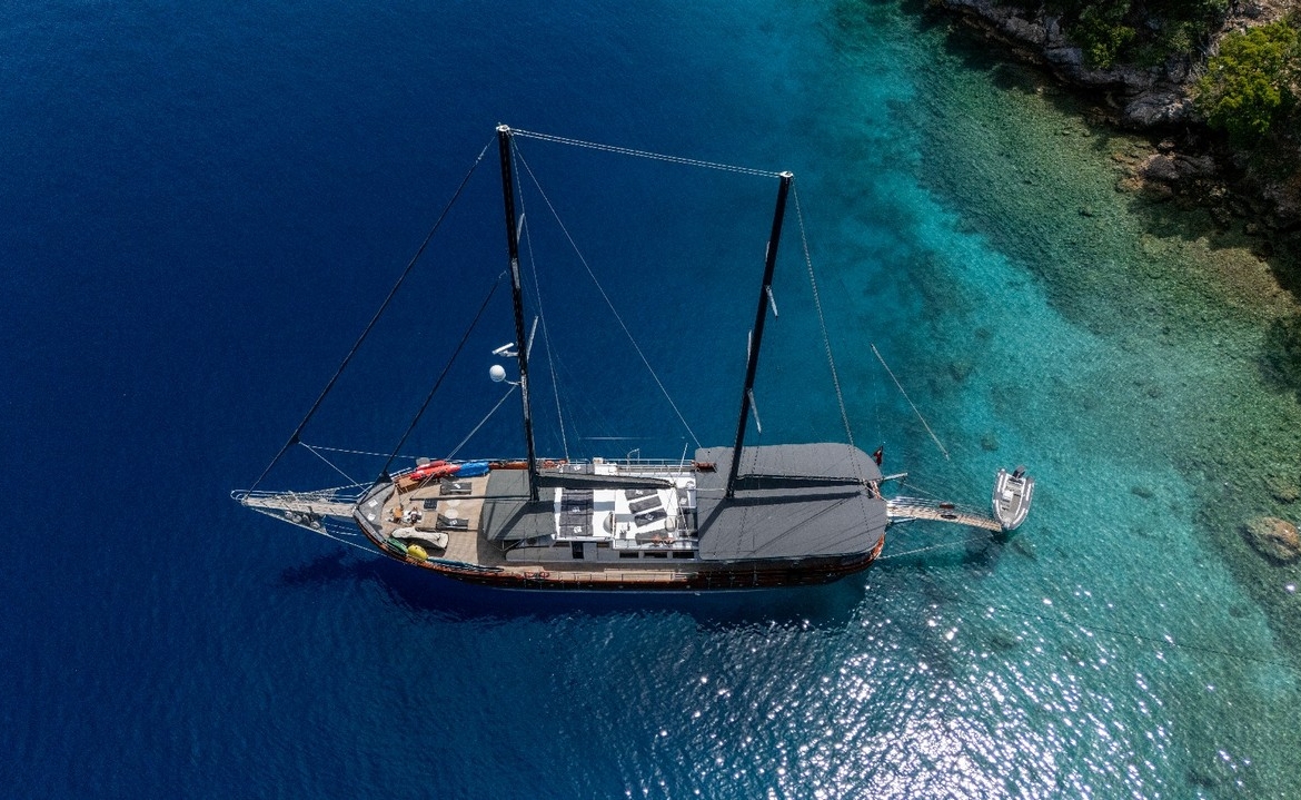 Berrak Su ile Marmaris çıkışlı haftalık lüks gulet kiralama. 6 kabin, 12 kişi kapasite, su sporları, özel güverte alanları ve profesyonel mürettebat.