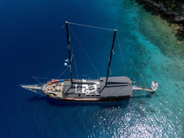 Berrak Su ile Marmaris çıkışlı haftalık lüks gulet kiralama. 6 kabin, 12 kişi kapasite, su sporları, özel güverte alanları ve profesyonel mürettebat.