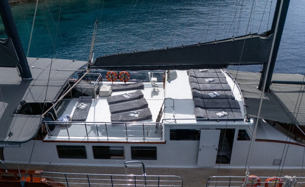 Berrak Su ile Marmaris çıkışlı haftalık lüks gulet kiralama. 6 kabin, 12 kişi kapasite, su sporları, özel güverte alanları ve profesyonel mürettebat.