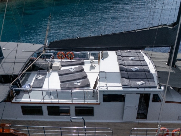 Berrak Su ile Marmaris çıkışlı haftalık lüks gulet kiralama. 6 kabin, 12 kişi kapasite, su sporları, özel güverte alanları ve profesyonel mürettebat.