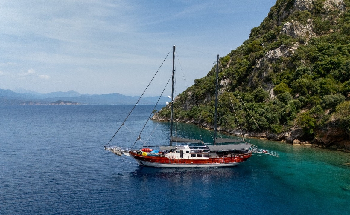 Berrak Su ile Marmaris çıkışlı haftalık lüks gulet kiralama. 6 kabin, 12 kişi kapasite, su sporları, özel güverte alanları ve profesyonel mürettebat.