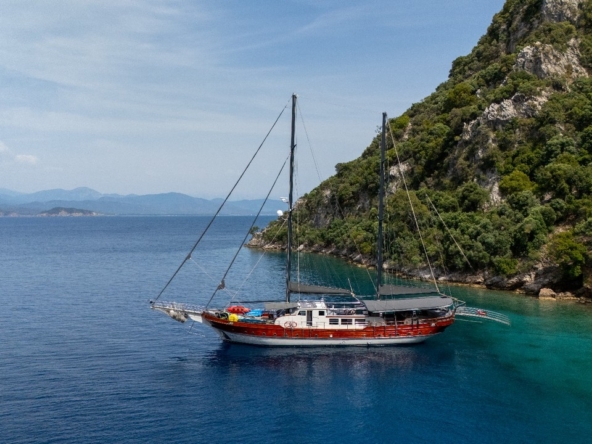 Berrak Su ile Marmaris çıkışlı haftalık lüks gulet kiralama. 6 kabin, 12 kişi kapasite, su sporları, özel güverte alanları ve profesyonel mürettebat.