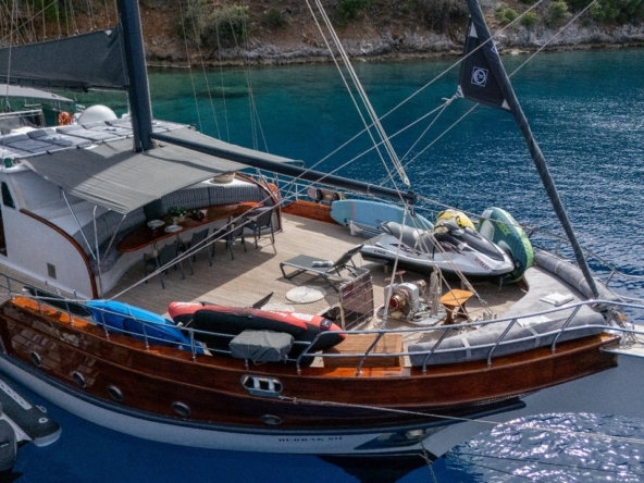 Berrak Su ile Marmaris çıkışlı haftalık lüks gulet kiralama. 6 kabin, 12 kişi kapasite, su sporları, özel güverte alanları ve profesyonel mürettebat.