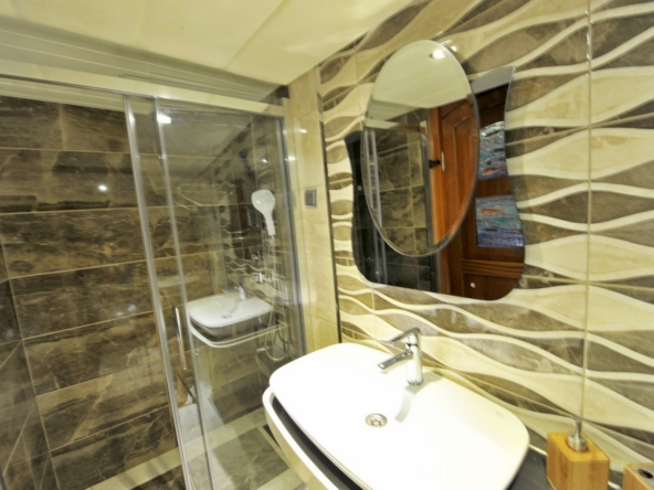 Berrak Su ile Marmaris çıkışlı haftalık lüks gulet kiralama. 6 kabin, 12 kişi kapasite, su sporları, özel güverte alanları ve profesyonel mürettebat.