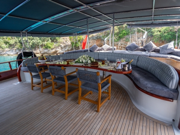 Berrak Su ile Marmaris çıkışlı haftalık lüks gulet kiralama. 6 kabin, 12 kişi kapasite, su sporları, özel güverte alanları ve profesyonel mürettebat.