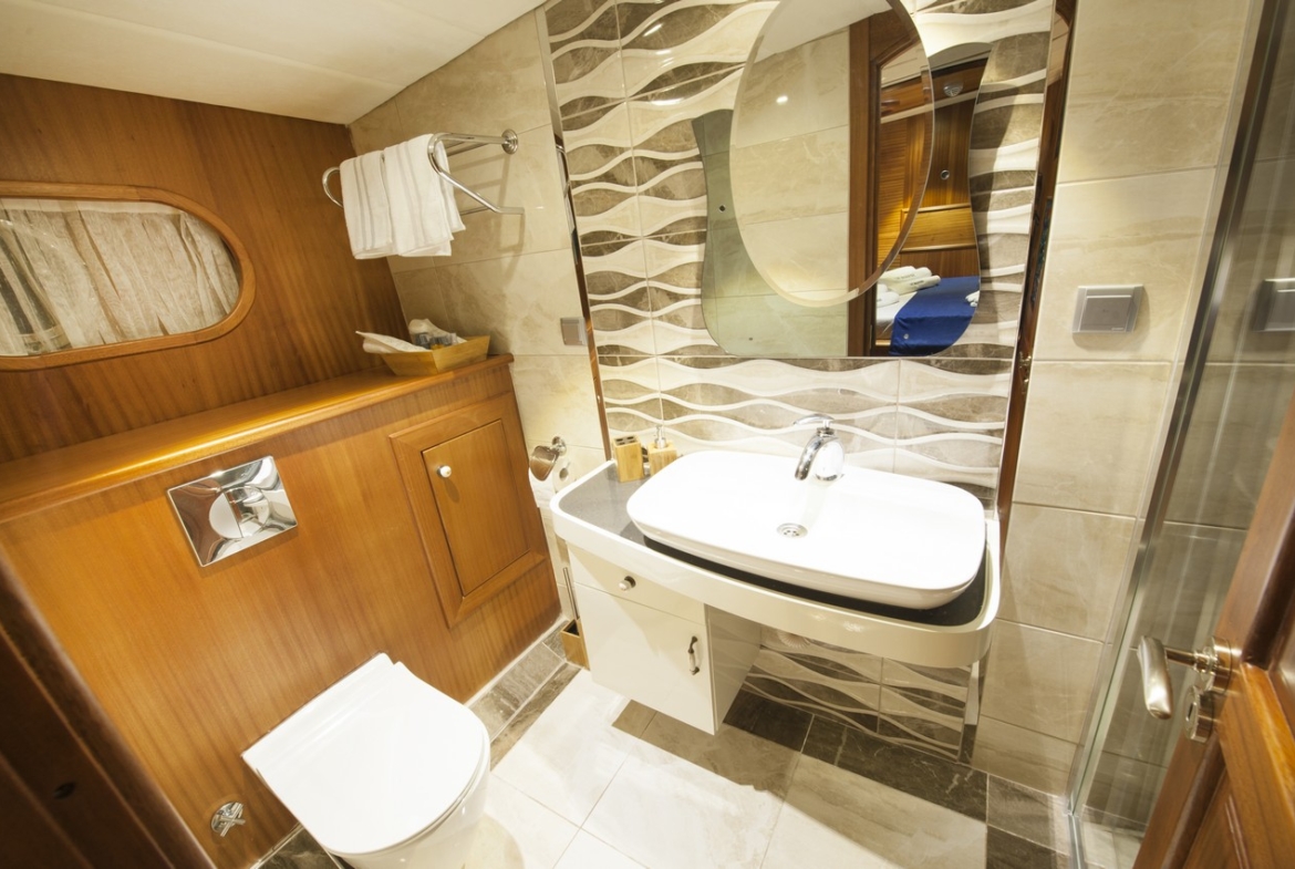 Berrak Su ile Marmaris çıkışlı haftalık lüks gulet kiralama. 6 kabin, 12 kişi kapasite, su sporları, özel güverte alanları ve profesyonel mürettebat.