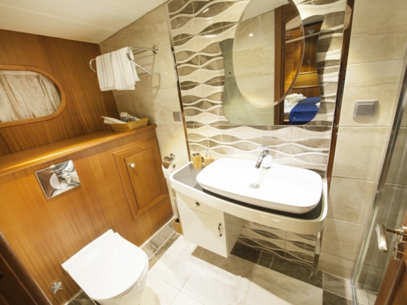 Berrak Su ile Marmaris çıkışlı haftalık lüks gulet kiralama. 6 kabin, 12 kişi kapasite, su sporları, özel güverte alanları ve profesyonel mürettebat.