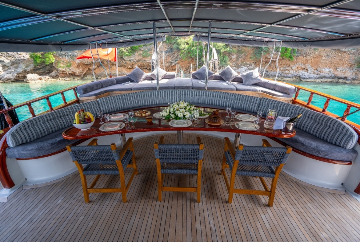 Berrak Su ile Marmaris çıkışlı haftalık lüks gulet kiralama. 6 kabin, 12 kişi kapasite, su sporları, özel güverte alanları ve profesyonel mürettebat.