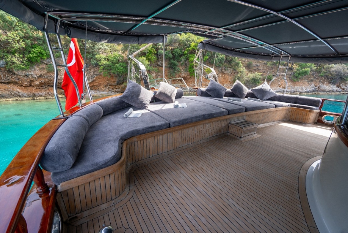 Berrak Su ile Marmaris çıkışlı haftalık lüks gulet kiralama. 6 kabin, 12 kişi kapasite, su sporları, özel güverte alanları ve profesyonel mürettebat.