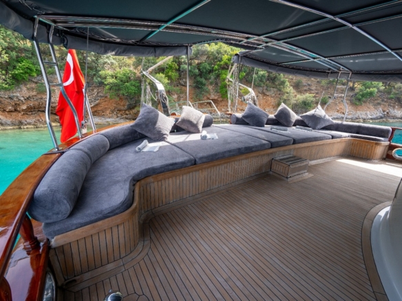 Berrak Su ile Marmaris çıkışlı haftalık lüks gulet kiralama. 6 kabin, 12 kişi kapasite, su sporları, özel güverte alanları ve profesyonel mürettebat.