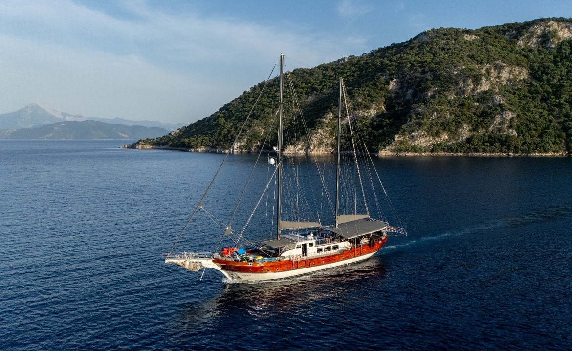 Berrak Su ile Marmaris çıkışlı haftalık lüks gulet kiralama. 6 kabin, 12 kişi kapasite, su sporları, özel güverte alanları ve profesyonel mürettebat.