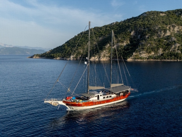 Berrak Su ile Marmaris çıkışlı haftalık lüks gulet kiralama. 6 kabin, 12 kişi kapasite, su sporları, özel güverte alanları ve profesyonel mürettebat.