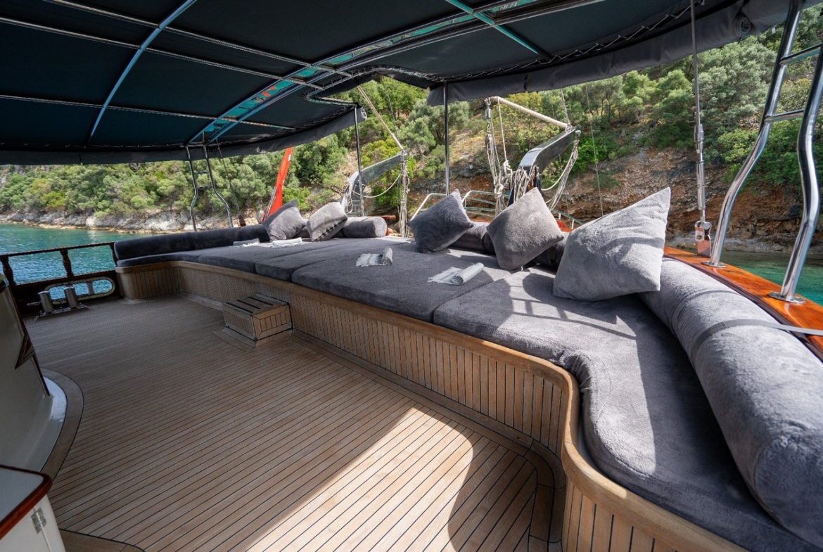 Berrak Su ile Marmaris çıkışlı haftalık lüks gulet kiralama. 6 kabin, 12 kişi kapasite, su sporları, özel güverte alanları ve profesyonel mürettebat.