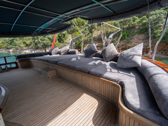 Berrak Su ile Marmaris çıkışlı haftalık lüks gulet kiralama. 6 kabin, 12 kişi kapasite, su sporları, özel güverte alanları ve profesyonel mürettebat.