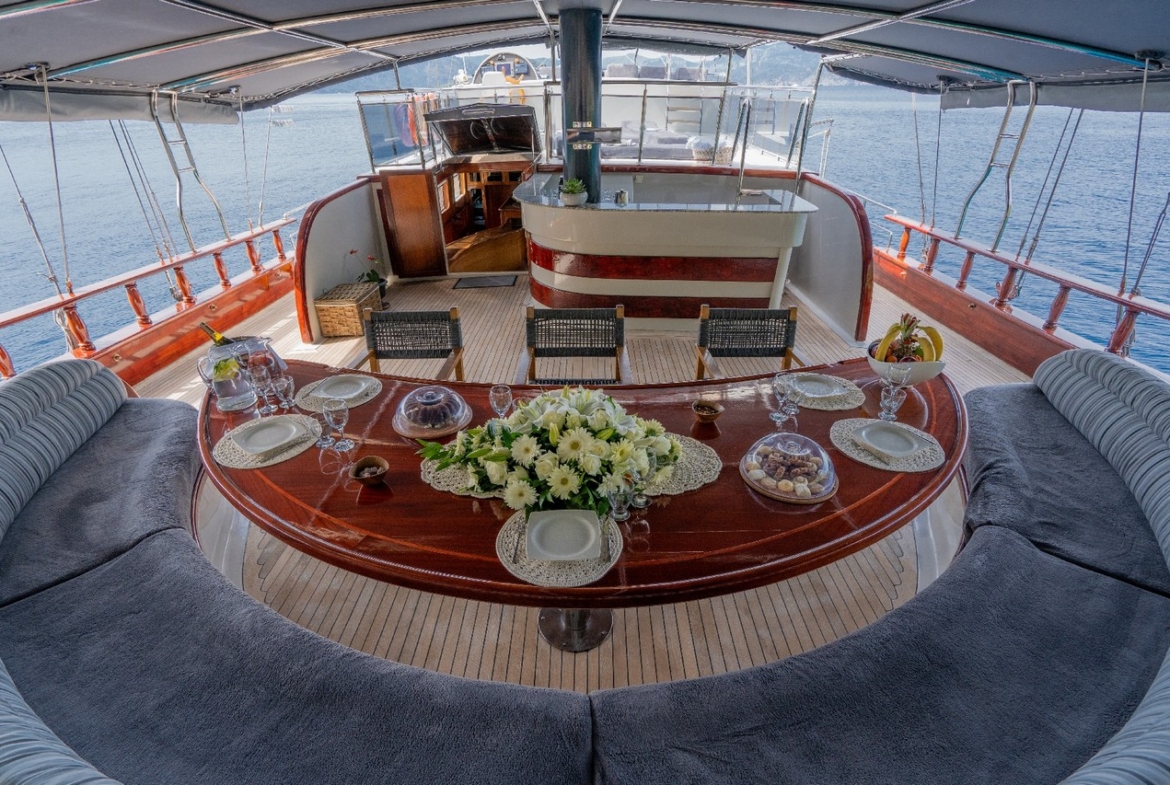 Berrak Su ile Marmaris çıkışlı haftalık lüks gulet kiralama. 6 kabin, 12 kişi kapasite, su sporları, özel güverte alanları ve profesyonel mürettebat.