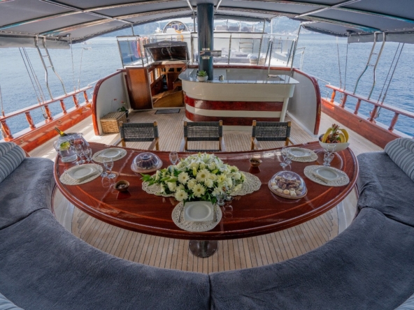 Berrak Su ile Marmaris çıkışlı haftalık lüks gulet kiralama. 6 kabin, 12 kişi kapasite, su sporları, özel güverte alanları ve profesyonel mürettebat.