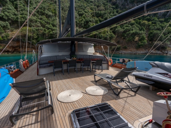 Berrak Su ile Marmaris çıkışlı haftalık lüks gulet kiralama. 6 kabin, 12 kişi kapasite, su sporları, özel güverte alanları ve profesyonel mürettebat.