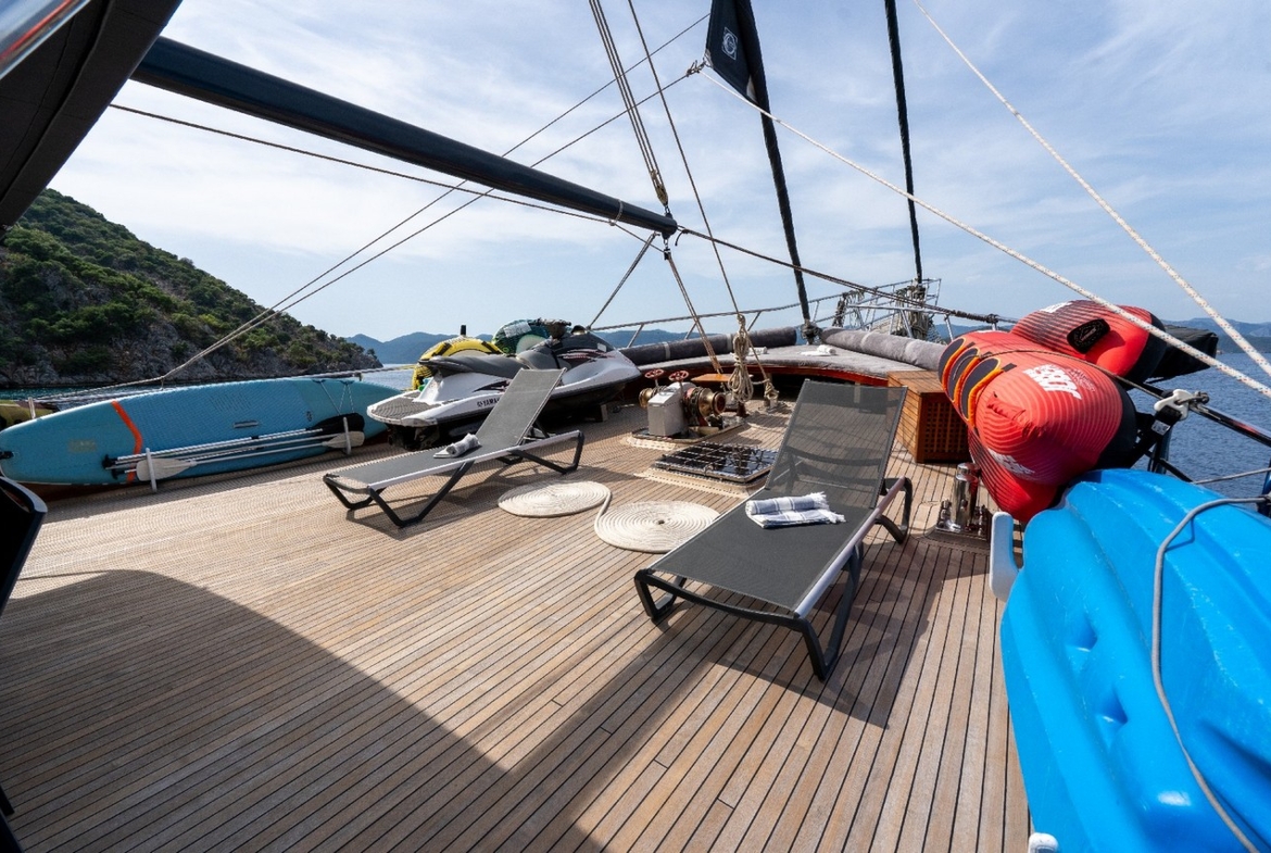 Berrak Su ile Marmaris çıkışlı haftalık lüks gulet kiralama. 6 kabin, 12 kişi kapasite, su sporları, özel güverte alanları ve profesyonel mürettebat.