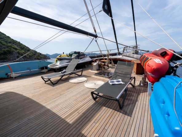 Berrak Su ile Marmaris çıkışlı haftalık lüks gulet kiralama. 6 kabin, 12 kişi kapasite, su sporları, özel güverte alanları ve profesyonel mürettebat.