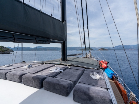 Berrak Su ile Marmaris çıkışlı haftalık lüks gulet kiralama. 6 kabin, 12 kişi kapasite, su sporları, özel güverte alanları ve profesyonel mürettebat.