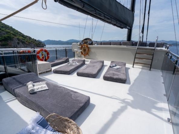 Berrak Su ile Marmaris çıkışlı haftalık lüks gulet kiralama. 6 kabin, 12 kişi kapasite, su sporları, özel güverte alanları ve profesyonel mürettebat.