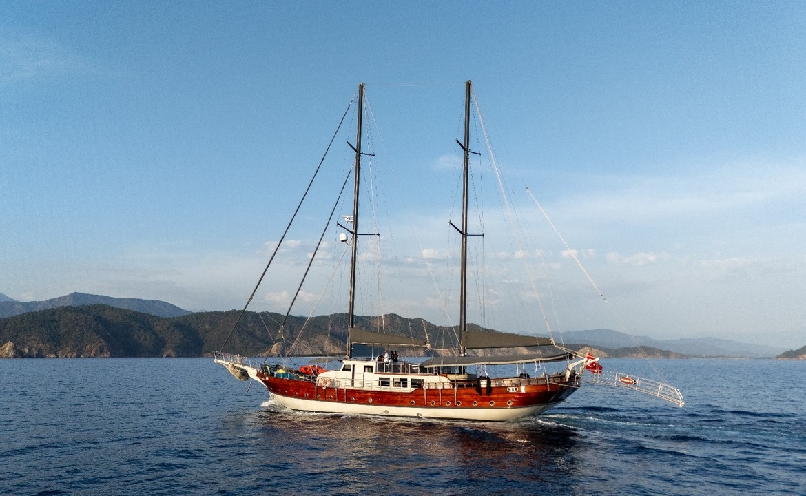 Berrak Su ile Marmaris çıkışlı haftalık lüks gulet kiralama. 6 kabin, 12 kişi kapasite, su sporları, özel güverte alanları ve profesyonel mürettebat.
