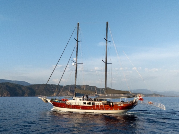 Berrak Su ile Marmaris çıkışlı haftalık lüks gulet kiralama. 6 kabin, 12 kişi kapasite, su sporları, özel güverte alanları ve profesyonel mürettebat.